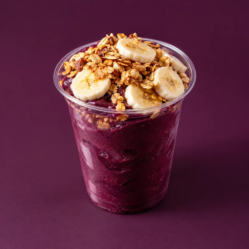 Imagem ilustrativa de um copo de açaí com banana e granola